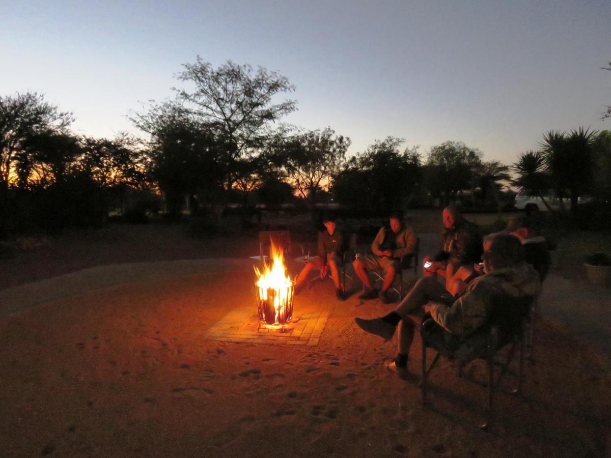אוצ'יווארונגו Lion'S Den Guesthouse מראה חיצוני תמונה