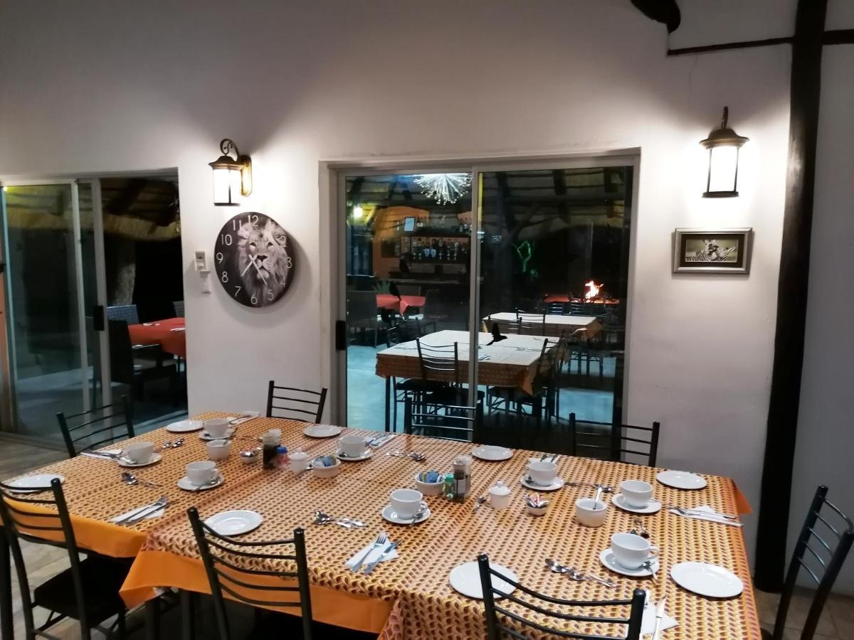 אוצ'יווארונגו Lion'S Den Guesthouse מראה חיצוני תמונה
