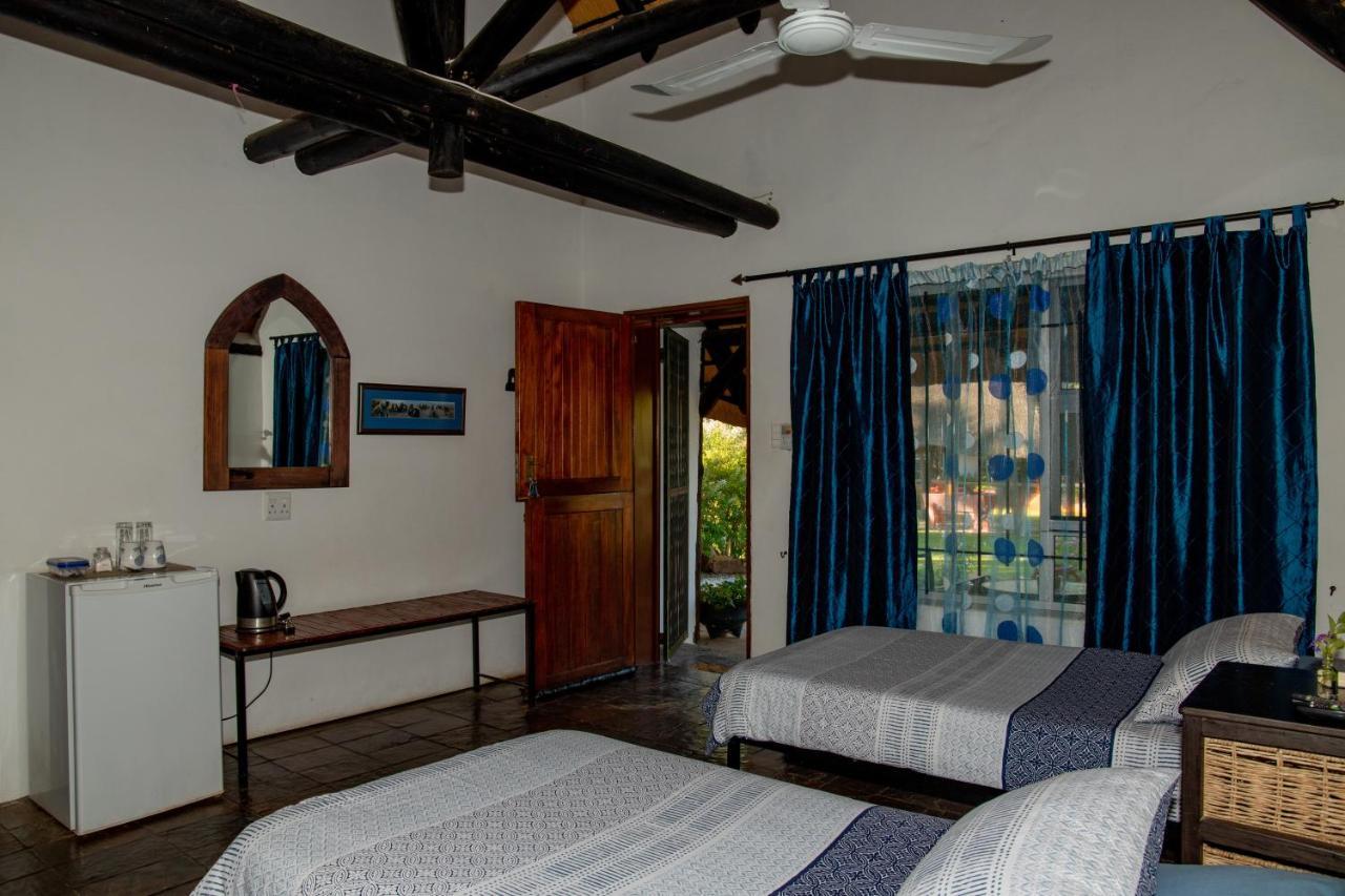 אוצ'יווארונגו Lion'S Den Guesthouse מראה חיצוני תמונה